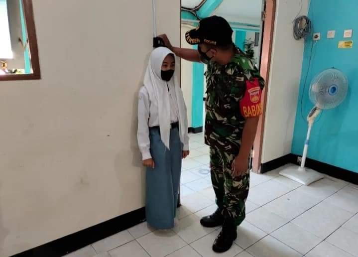 Foto: Babinsa Koramil 14/Gedongtengen Laksanakan Pendampingan Dan Perbantuan Kegiatan Skrining Di SMK N 1 Yogyakarta