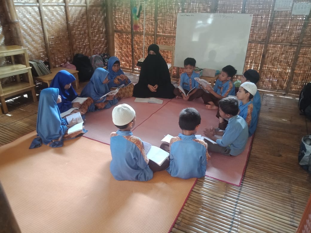 PKBM KUTTAB AL FATIH di Jl. Sultan Alaudin II Lorong 5, Kelurahan Mangasa Kecamatan Tamalate, Kota Makassar ini’ Di Buka Kembali 125 Santri sudah mulai belajar.