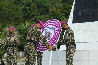 Foto: PERINGATI HUT KE-77 KORPS MARINIR TNI AL TAHUN 2022, YONMARHANLAN XIV SORONG MENGIKUTI ZIARAH ROMBONGAN PASMAR 3