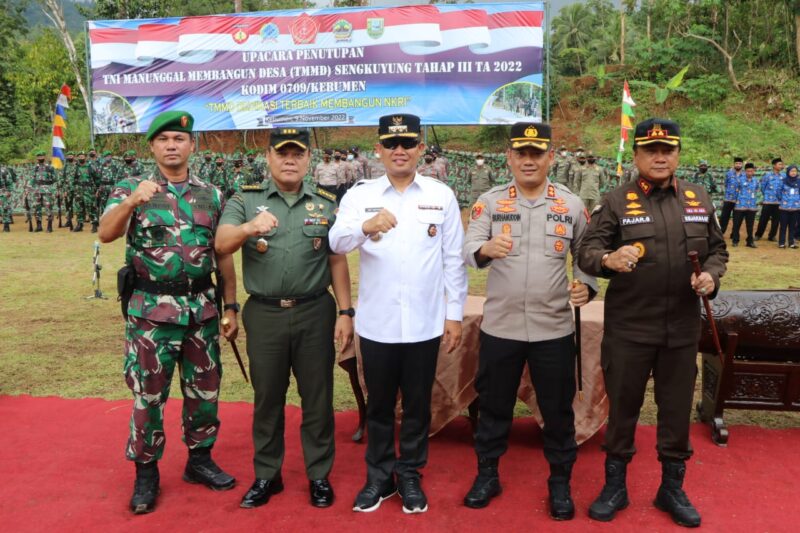 Foto: Koramil 15/Klirong Laksanakan Upacara Penutupan TNI Manunggal Membangun Desa (TMMD) Ke - 115 Sengkuyung Tahap III TA. 2022
