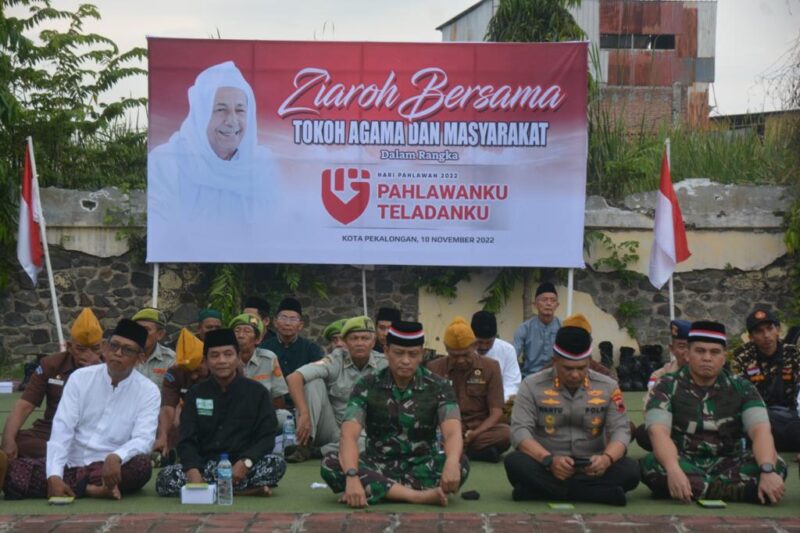 Foto: Wakili Kasad, Danrem 071/Wijayakusuma Ziarah Hari Pahlawan Bersama Ulama dan Masyarakat di Kota Pekalongan