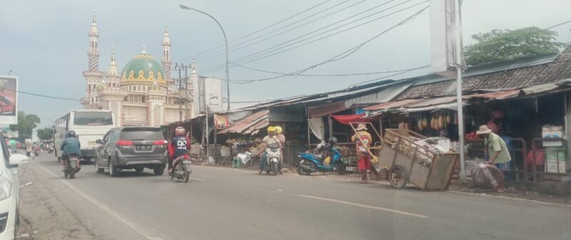 Foto: Dinilai Kepala Pasar dan Kadisdag Bangkalan Tidak Becus Kelola Pasar Tanah Merah, Aktivis KAKI: Pemangku Bangkalan Nonjobkan Keduanya Jika Benar Bupati