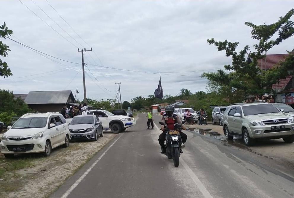 Beri Rasa Aman, Personel Polsek Banama Tingang Laksanakan Pengawalan Pemakaman Warga