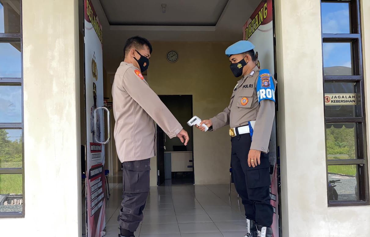 Kanit Provos Polsek Jabiren Raya Lakukan Pedisiplinan protokol kesehatan covid-19 terhadap Personil sebelum memasuki mako Polsek Jabiren Raya.
