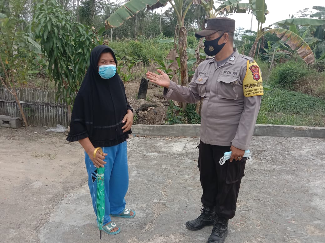 Bhabinkamtibmas sambangi dan memberikan sosialisasi kepada warga