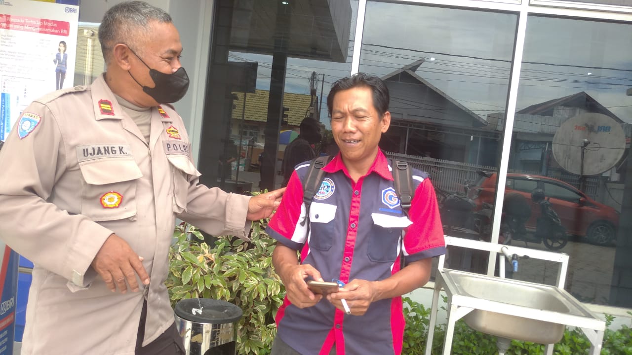 Personil Sat Binmas Sambang Ke Masyarakat Sosialisasikan Aplikasi layananPolri Super APP Presisi