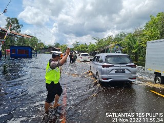 Foto: Ruas Jalan Lintas Trans Kalimantan Desa Tumbang Nusa Terendam Banjir, Satlantas Polres Pulang Pisau Kerahkan Personil Atur Lalu Lintas