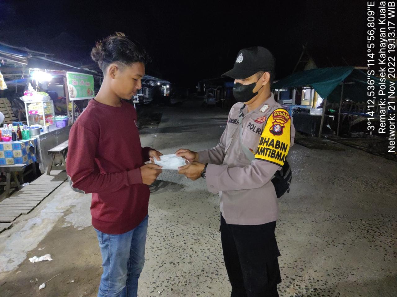 Personil Polsek Kahayan kuala membagikan masker serta sosialisasi tentang covid 19
