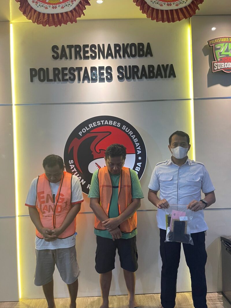 Foto: Dua Warga Sidoarjo Ditangkap Satresnarkoba Polrestabes Surabaya