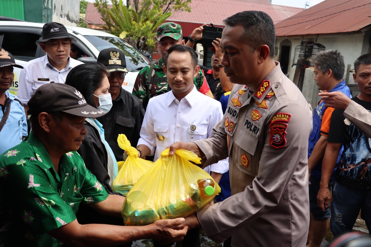 Sembari Tinjau Banjir, Kapolresta Palangka Raya bersama Walikota Bagikan Bansos kepada Warga Mendawai