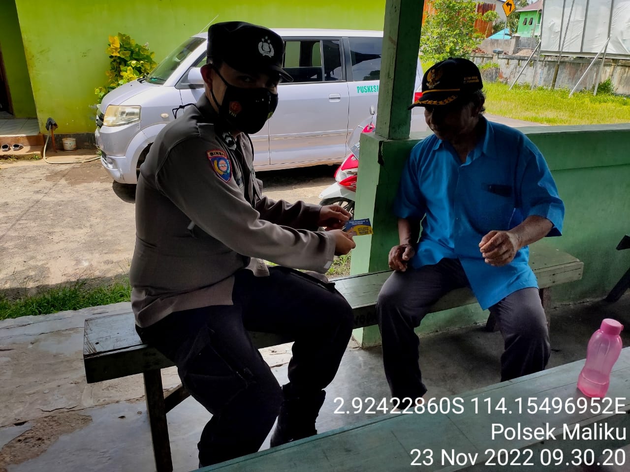 Bhabinkamtibmas Polsek Maliku Sambang Ke Masyarakat Sosialisasikan Kartu Dumas Presisi