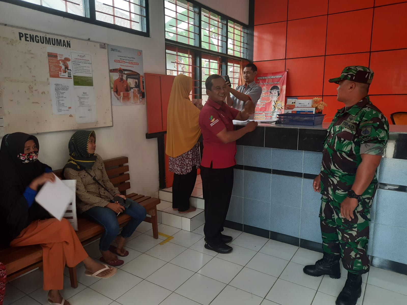 Babinsa Sempor Dampingi Pendistribusian BLT BBM di Kantor Pos