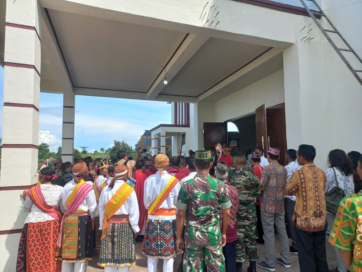 Daramil 1612-06/Lembor Hadiri Acara Peresmian Pemberkatan Gereja Paroki ST. Yosep Pekerja Lengkong Cepang Kevikevan Labuan Bajao