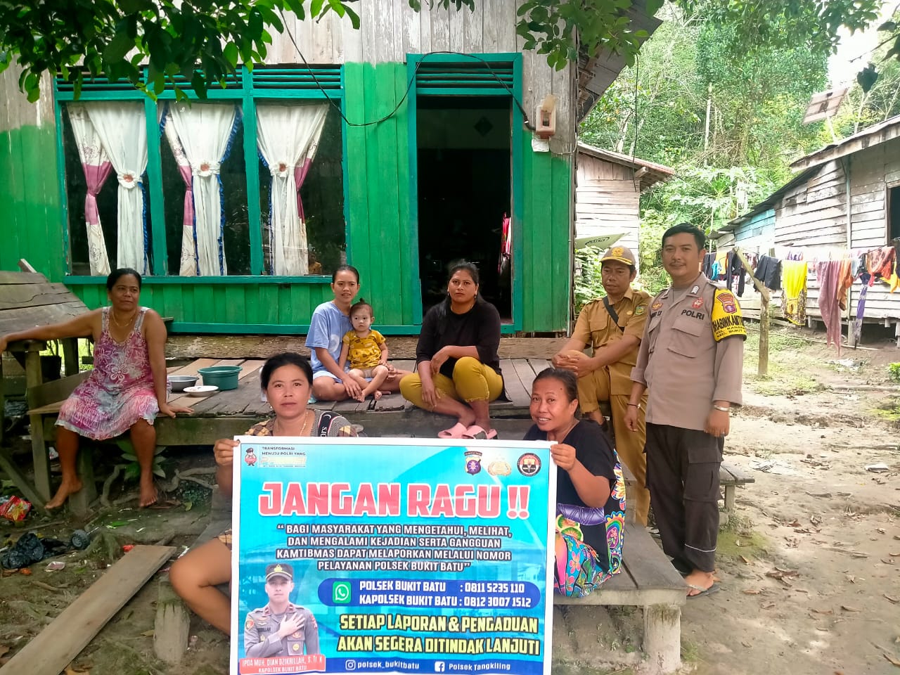 Sambangi Warga Kanarakan, Bripka Agung Sosialisasikan Call Center Polsek Bukit Batu