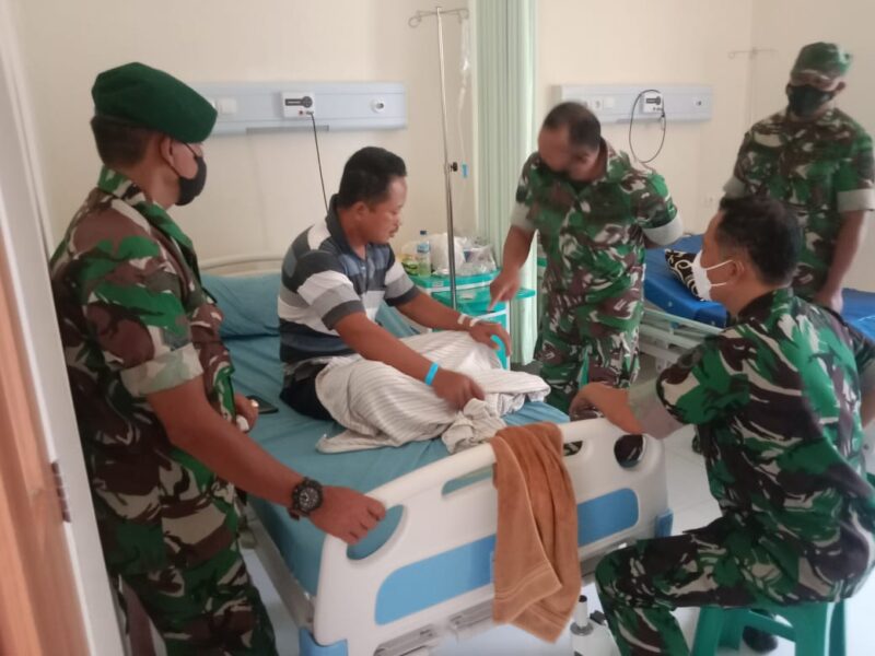 Foto: Danramil 17 Adimulyo Beri Dukungan Moril Kepada Anggota Yang Sedang Sakit