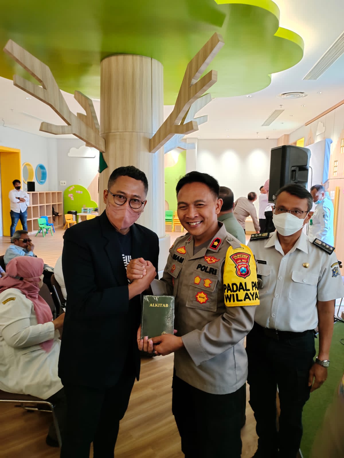 POLSEK TEGALSARI BAGIKAN 30 BUKU KITAB SUCI DI SEJUMLAH GEREJA DI WILAYAH TEGALSARI