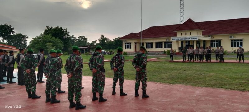 Danramil 1612/04 Borong Dampingi Kapolres Manggarai Timur Apel Pengamanan Malam Pergantian Tahun 2023-2024