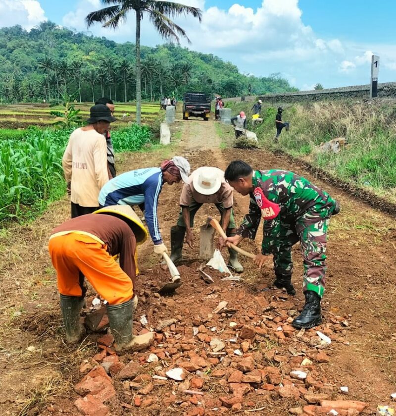 Karya Bakti TNI  Babinsa dan Warga Dukuh Bantarmangu Bersihkan Jalan