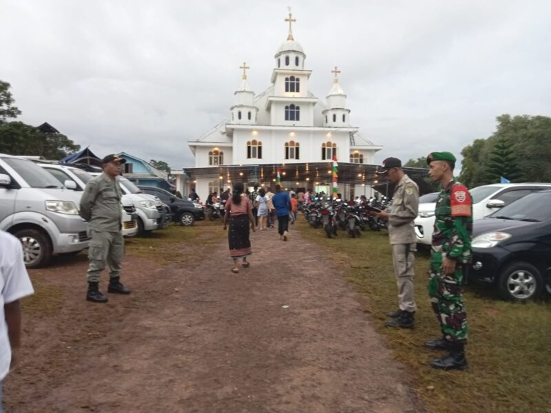 Babinsa Koramil 1612-06/Lembor Amankan Ibadah Misa Mingguan di Gereja Santa Stanislau