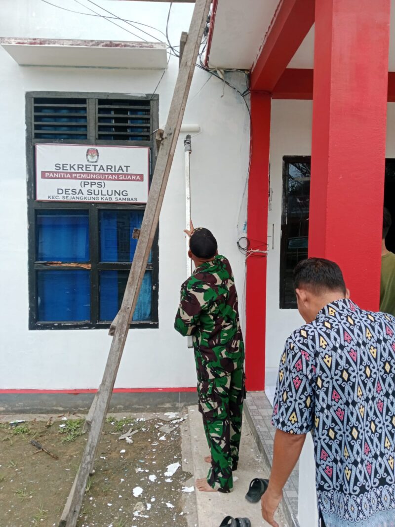 Ringankan Beban Warga Babinsa Sulung Bantu Aparat Desa Pengecetan Kantor Desa