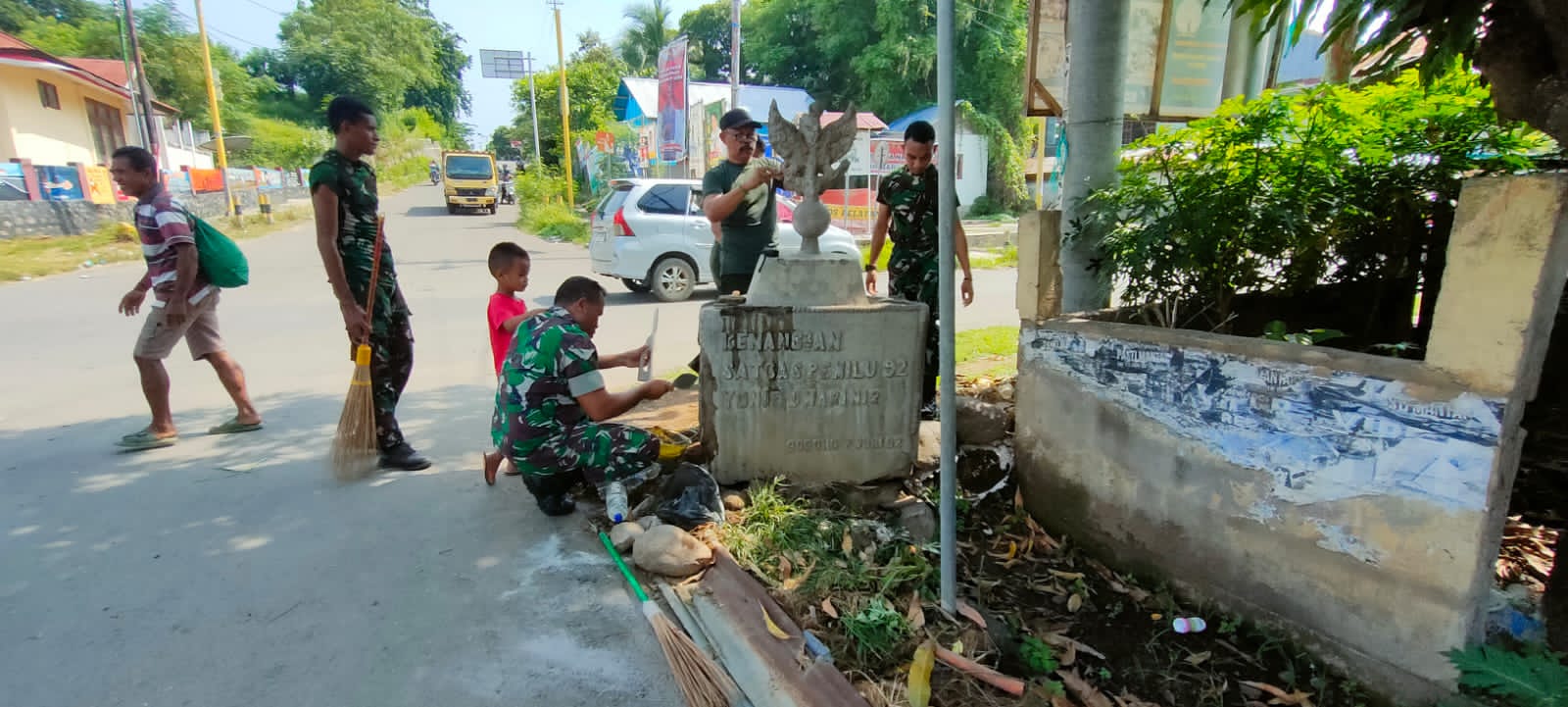 Danramil 1612-04/Borong Pimpin Pembersihan dan Perbaikan Tugu Pancasila