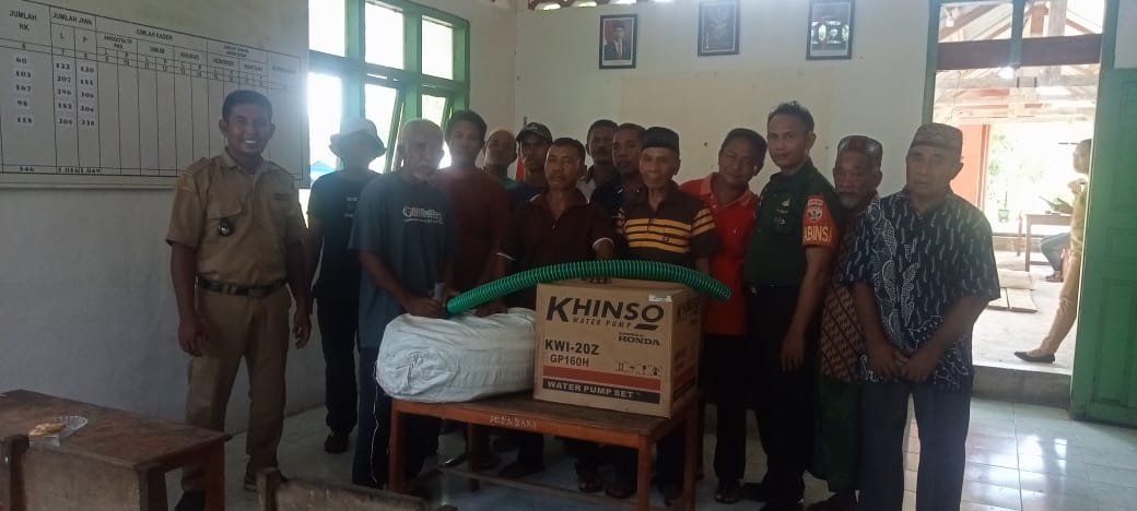 Babinsa Koramil 1612-08/Macang Pacar Mendukung Pembagian Perlengkapan Pertanian di Desa Bari