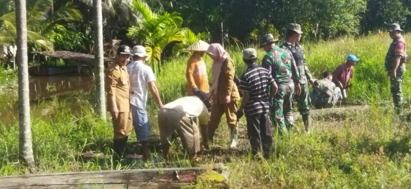 Peduli Lingkungan Danramil 06/Selakau Bersama Forkopimcam Laksanakan Karya Bakti Tanam Pohon