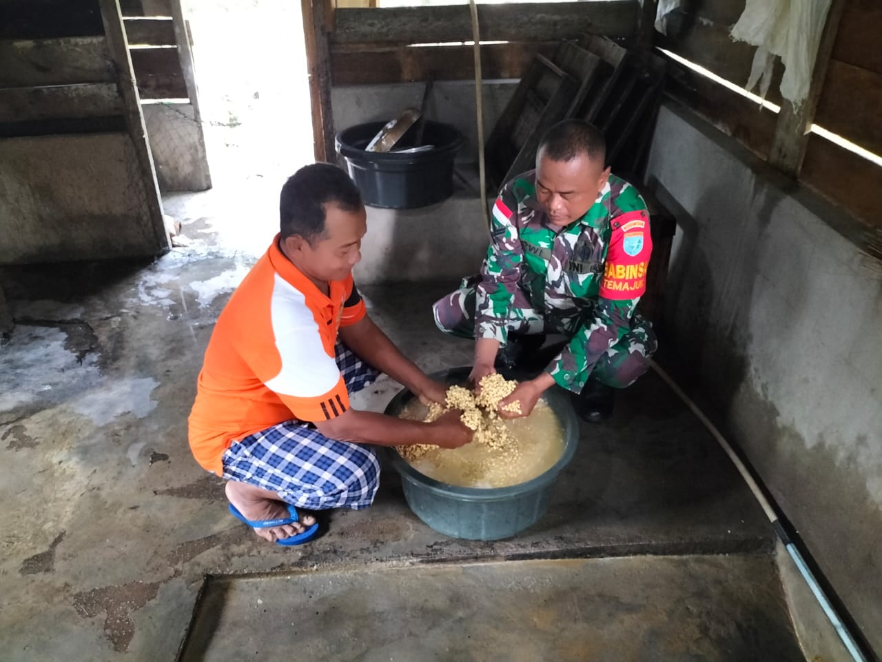 Beri Motifasi Dan Semangat Dalam Meningkatkan Perekonomian Keluarga Babinsa Temajuk Komsos Dengan Pengusaha Tempe