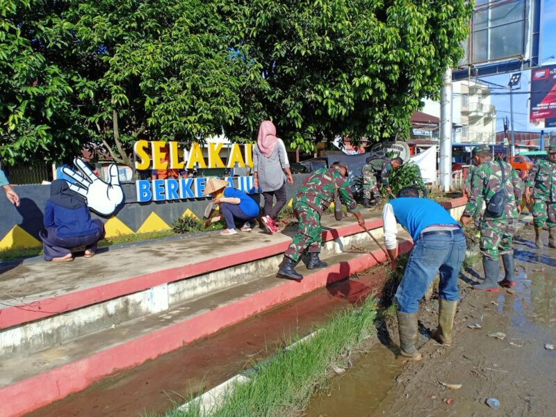 Jum'at Bersih Koramil 1208-06/Selakau Gelar Karya Bakti