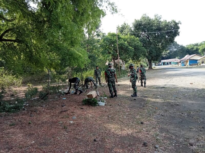 Danramil 1612-07/Satar Mese Pimpin Karya Bhakti Pembersihan Pasar Iteng Berlangsung Lancar