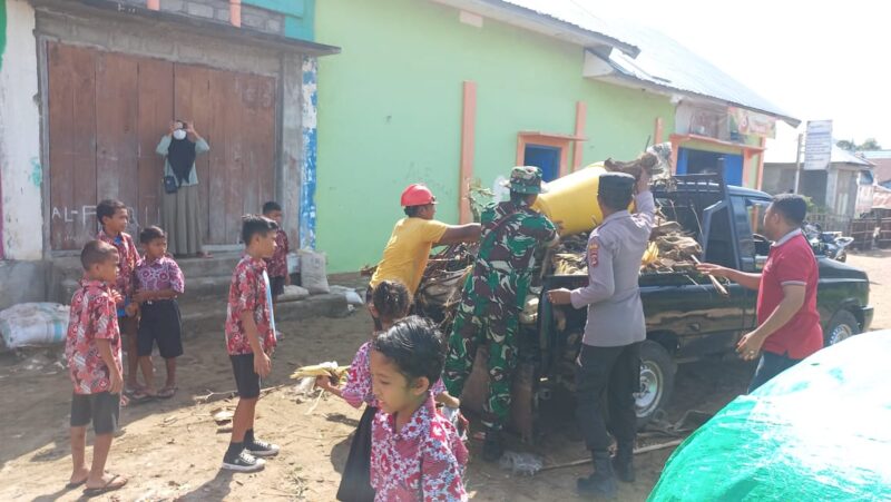 Danramil 1612-08/Macang Pacar dan Masyarakat lakukan Karya Bhakti, Satukan Langkah Bersihankan Pantai Dari Sampah