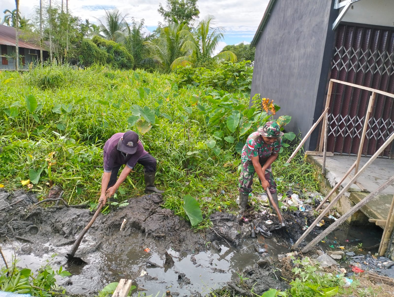 Musim Penghujan Tiba Anggota Babinsa 03/Tebas Bersama Warga Bersihkan Drainase
