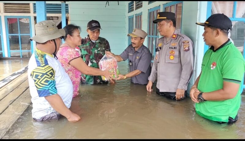 Dua Dusun Terendam Banjir, Forkopimcam Sejangkung Salurkan Bantuan Makanan