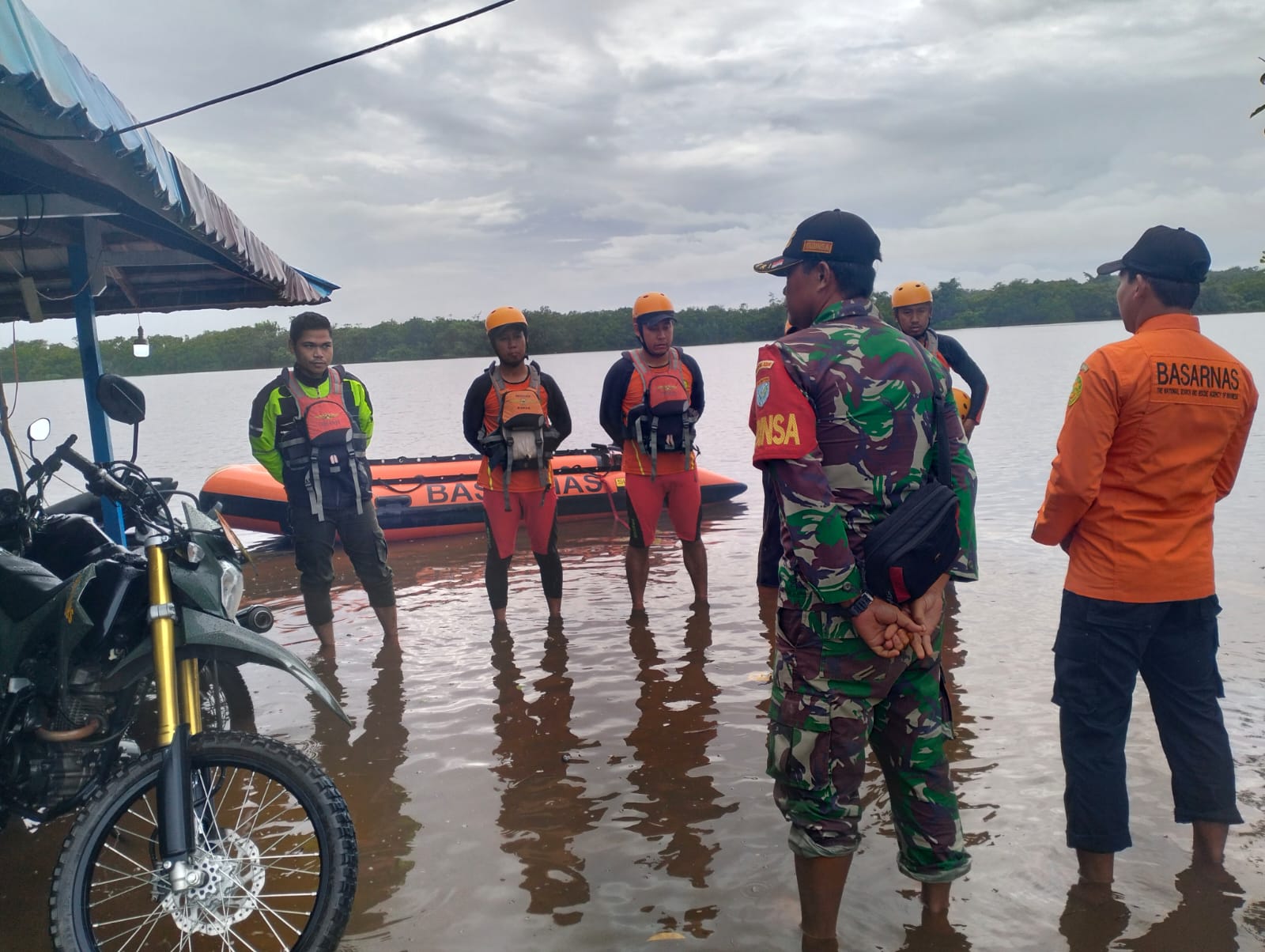 Anggota Koramil 02/Sejangkung Babinsa Sekuduk Bantu Evakuasi Korban Tenggelam