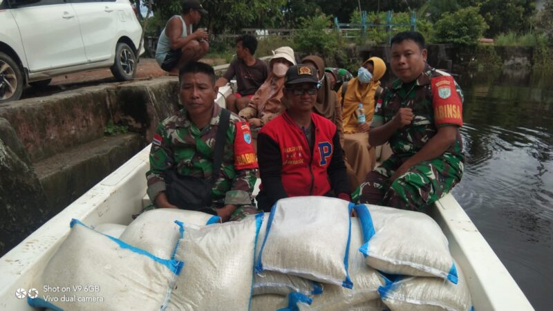 Koramil 06/Selakau Dampingi Dinas Sosial Kab. Sambas Distribusikan Bantuan Beras Kepada Warga Yang Terdampak Banjir