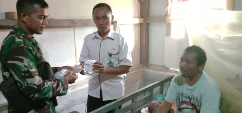 Babinsa Koramil 1612-06/Lembor dan Puskesmas Serahkan Obat ODGJ untuk Pasien Penderita ODGJ