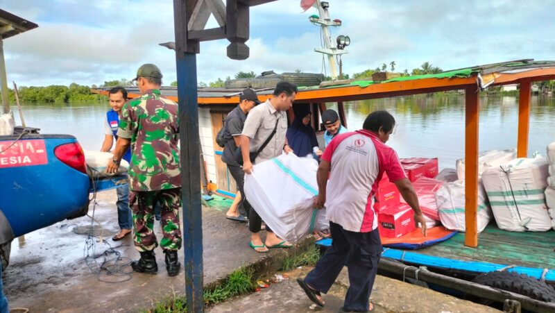 Babinsa Sejangkung Kawal Pendistribusian Bantuan Sosial Sembako Bagi Warga Terdampak Banjir