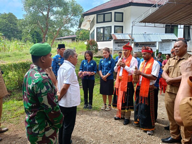 Anggota Koramil 1612-03/Reo Saksikan Pelantikan dan Pengambilan Sumpah Pengawas Tempat Pemungutan Suara (PTPS) di Kecamatan Reok