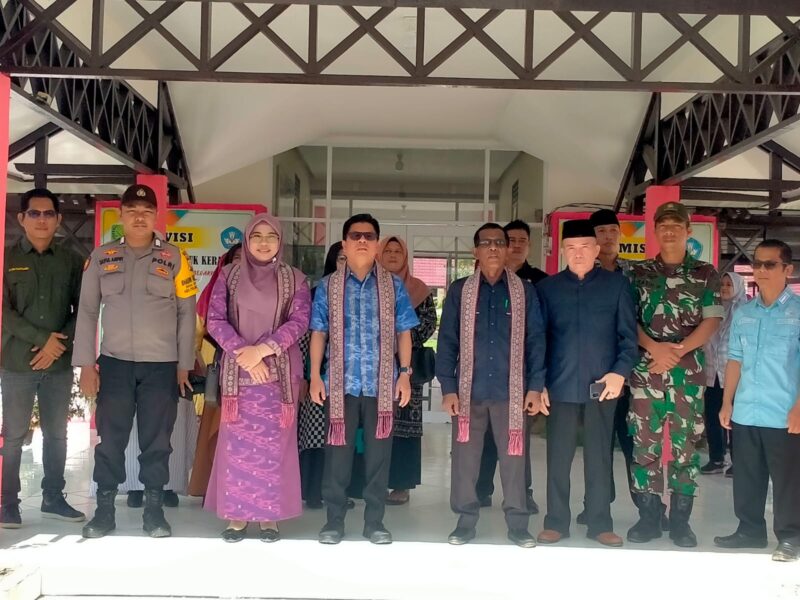 Dukung Kemajuan Pendidikan Wilayah, Anggota Koramil 07/Tlk Dampingi Bupati Resmikan Gedung Sekolah SMPN 4 Teluk Kremat.