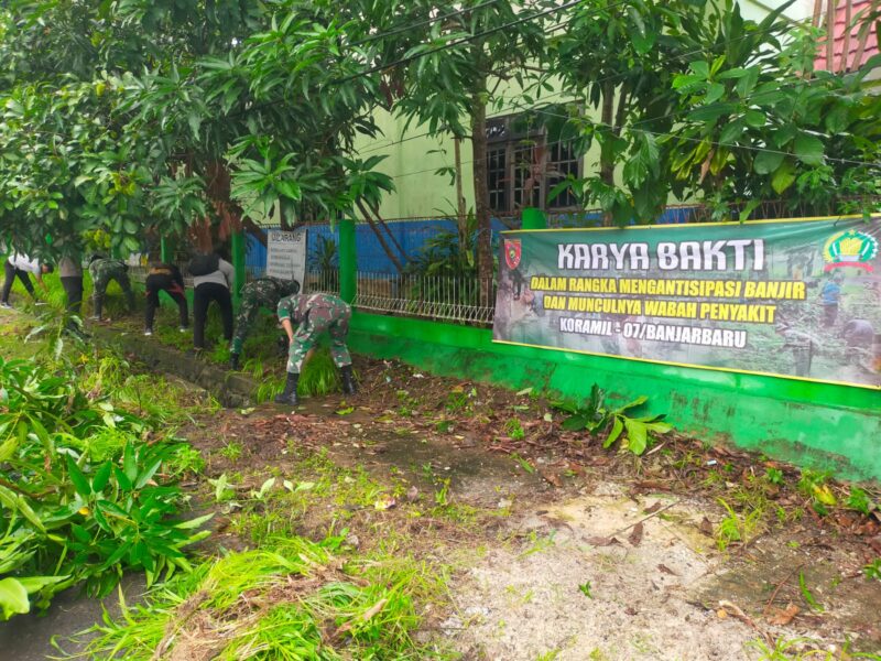 Koramil Banjarbaru Gandeng Lurah Dan Sekolah Bersihkan Lingkungan