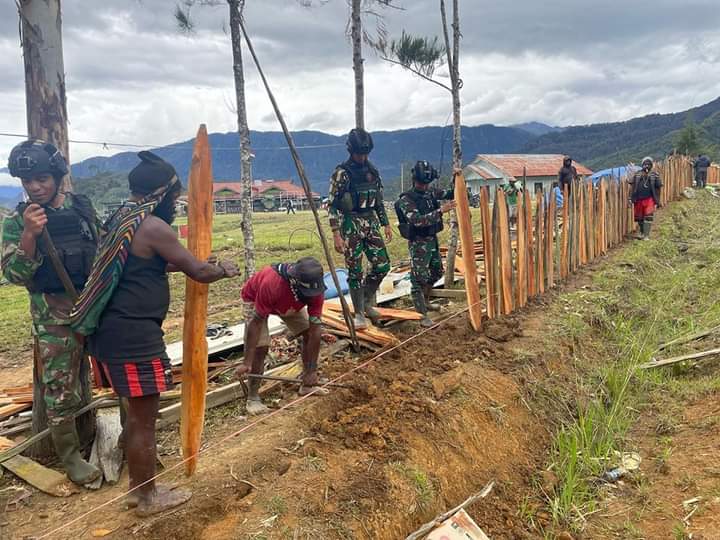 Satgas TNI 300 Siliwangi Bantu Masyarakat Buat Pagar Kampung Di Gome