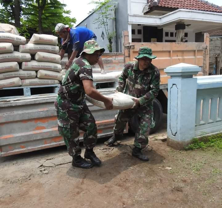 Barsama Warga, Anggota Satgas TMMD Ke-119 Kodim 0819/Pasuruan melaksanakan Penurunan Material untuk pembangunan Rutilahu.