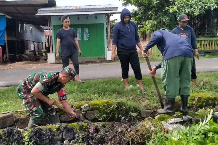 Ciptakan Lingkungan Yang Sehat, Babinsa Bersama Elemen Masyarakat Gotong Royong Bersihkan Saluran Air