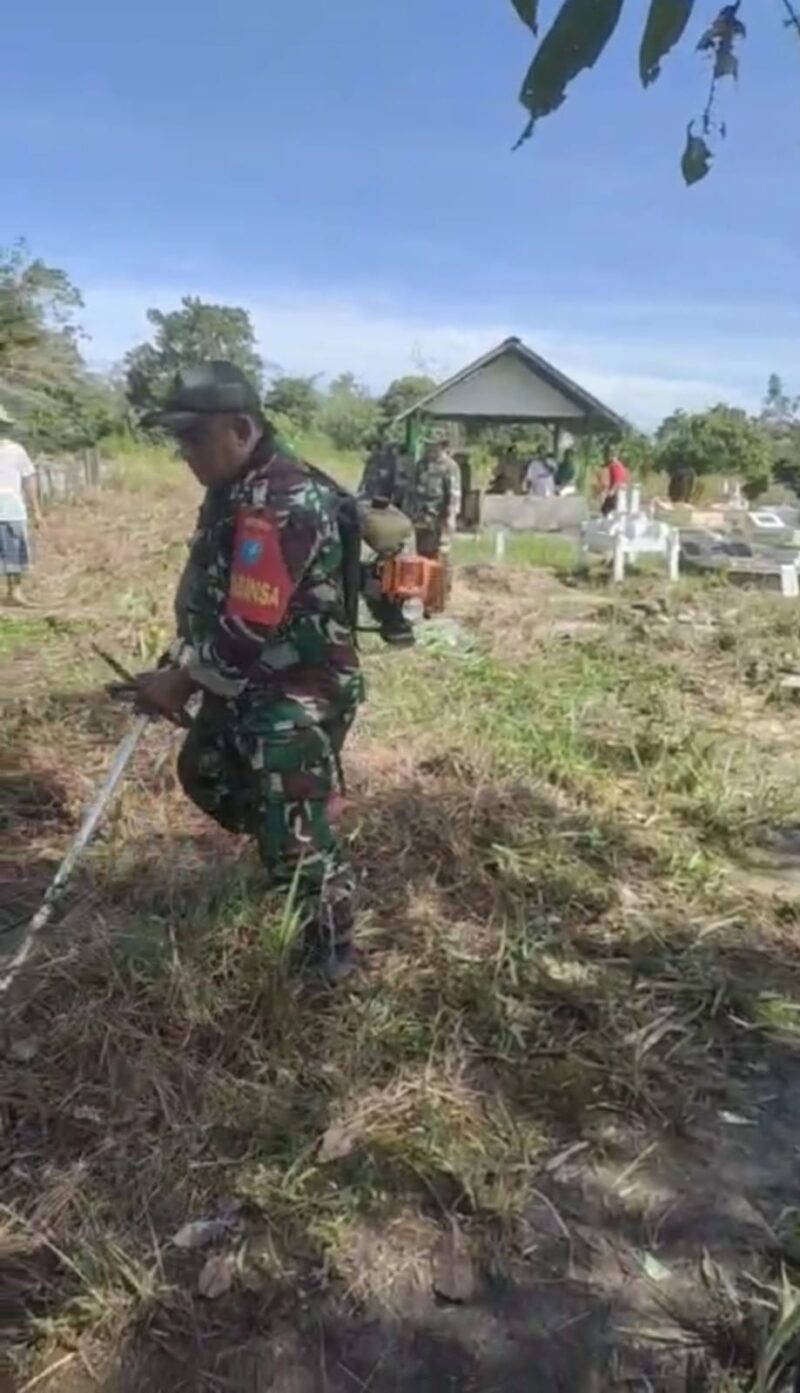 Babinsa 06/Selakau Bersama Warga Karya Bakti Di Pemakaman Umum