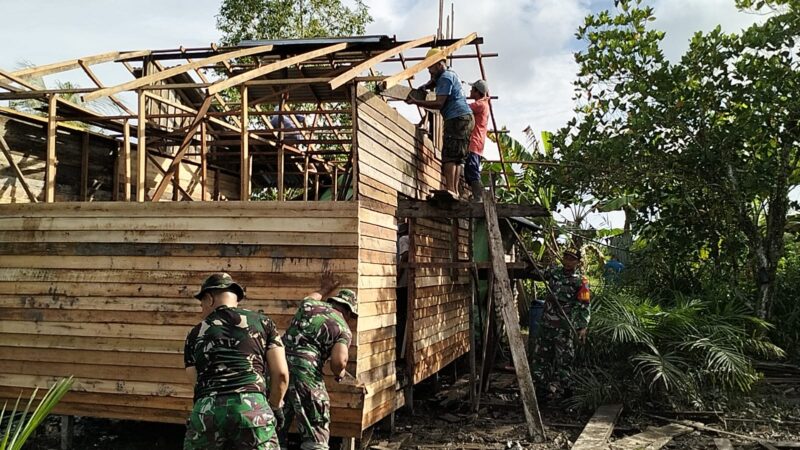 Babinsa Koramil 03/Tebas Lakukan Bedah Rumah Tidak Layak Huni Warga Desa Bekut Kec. Tebas