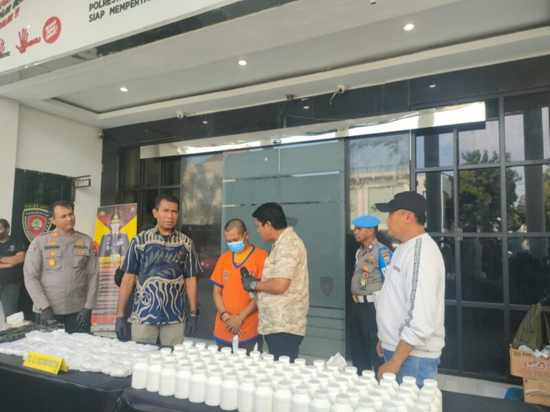 Satresnarkoba Polrestabes Surabaya mengungkap kasus Narkotika jenis pil Double L dalam jumpa Pers Jumat, 09/02/2024