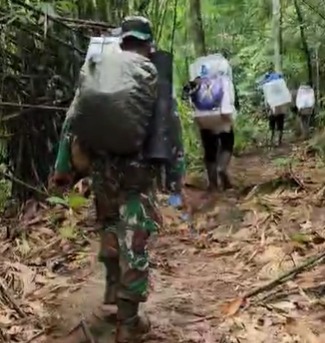 Jalan Kaki Sembilan Jam di Hutan Meratus, Babinsa Kodim 1002/HST Pengawal Logistik Pemilu 2024 Tiba di TPS Terluar