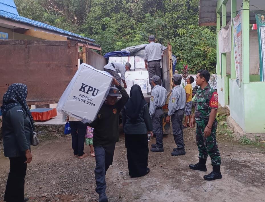 Pengamanan Pemilu, Babinsa Kodim 1008 Tabalong Dampingi Pendistribusian Logistik