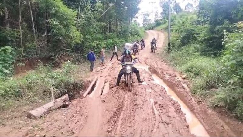 Luar Biasa Perjuangan Petugas Gabungan Tabalong Distribusikan Logistik ke Desa Terpencil