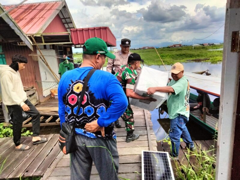 Kompak Babinsa Kodim 1002/HST dan Bhabinkamtibmas Kawal Distribusi Logistik Pemilu 2024, TPS terluar Sungai Buluh Gunakan Jukung